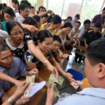 Người nhà học sinh mua hồ sơ vào lớp 6 trường Lương Thế Vinh